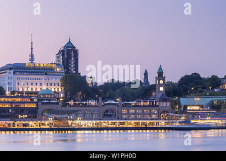 Landungsbrücken St. Pauli - Landungsbrücken mit Turm Pegelturm, Hansestadt Hamburg, Norddeutschland, Deutschland, Europa Stockfoto