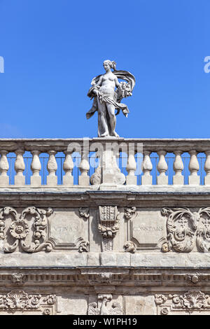Prächtige Fassade des Palazzo Maffei, Piazza delle Erbe in Verona, Venetien, Norditalien, Italien, Südeuropa, Europa Stockfoto