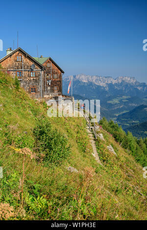 Zwei Frauen beim Wandern Gesicht Purtschellerhaus, Untersberg im Hintergrund, Purtschellerhaus, hohe Goll, Berchtesgadener Alpen, Oberbayern, B Stockfoto