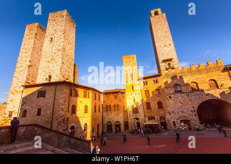 San Gimignano, Toskana, Italien - Oktober 25, 2018: Alte medeival Square und Türme in typisch toskanischen Stadt, beliebtes Reiseziel Stockfoto