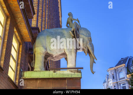 Skulptur vor Brahms Gebäude am Johannes-Brahms-Platz, Hansestadt Hamburg, Norddeutschland, Deutschland, Europa Stockfoto