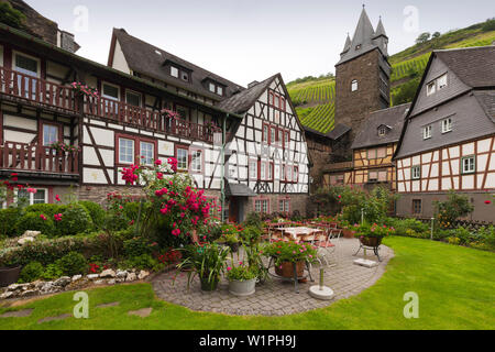 Pension Im Malerwinkel, Steeger Tor im Hintergrund, Bacharach, Rhein, Rheinland-Pfalz, Deutschland Stockfoto