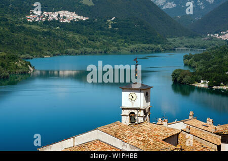 Anzeigen von Roccaraso über den Lago di Barrea am Rande der Abruzzen Nationalpark Stockfoto