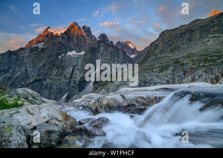 Fluß über Felsen fließen, Mont Pelvoux im Alpenglühen im Hintergrund, Ascend zu Hütte Zuflucht Glacier Blanc, Ecrins Nationalpark Ecrins, Dauphine, Dauphiné Stockfoto