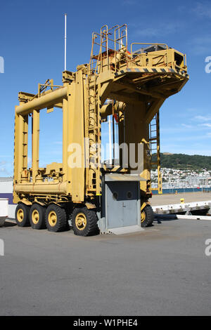 Container Kran im Hafen von Wellington, Neuseeland. Heavy Lift cargo Maschinen. Industrielle Anlagen. Stockfoto