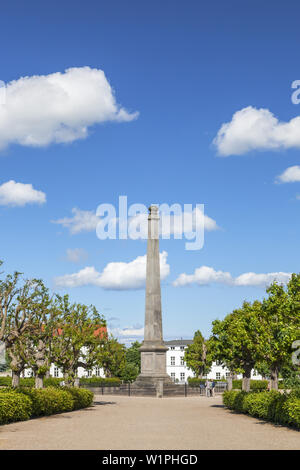 Zirkus mit Obelisk in Putbus, Insel Rügen, Ostsee, Mecklenburg-Vorpommern, Norddeutschland, Deutschland, Europa Stockfoto