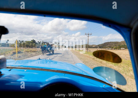 Auf dem Weg von Cayo Coco, Santa Clara, auf der Straße, leere Straße, kein Verkehr, Kutsche, Pferd, Pferdewagen, Transport, Oldtimer, blau, w Stockfoto