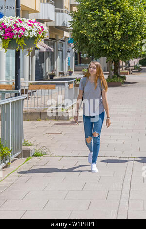 Hübsche weibliche Teenager auf der Straße im Stadtzentrum entfernt in die Ferne suchen Stockfoto
