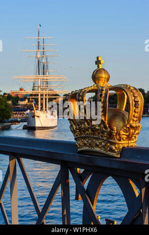 Blick von der Skeppsholmsbron mit Krone auf dem Geländer auf Segelschiff, Stockholm, Schweden Stockfoto