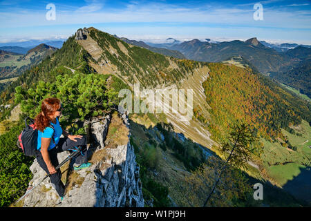 Frau wandern Blick über Felsen, Regenspitz im Hintergrund, von Gruberhorn, Salzkammergut, Salzburg, Österreich Stockfoto