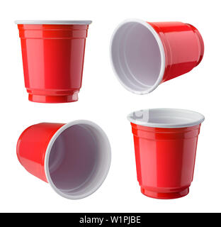 Rotes Bier pong Plastikbecher auf weißem Hintergrund. Stockfoto