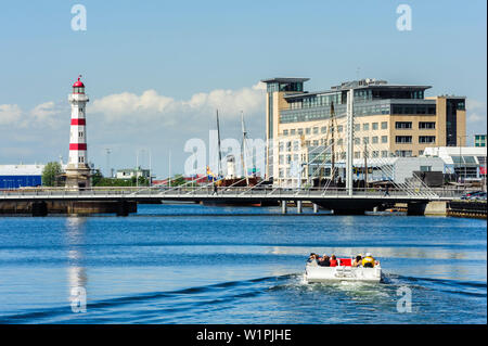 Touring boot Mesopotamien Segel durch Hafen Leuchtturm im Hintergrund, Malmö Südschweden, Schweden Stockfoto