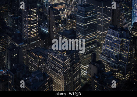 Blick von der Aussichtsplattform des Empire State Building in Richtung Schlafzimmer leuchten, Manhattan, New York City, New York City, Vereinigte Staaten von Amerika, USA, North Amer Stockfoto