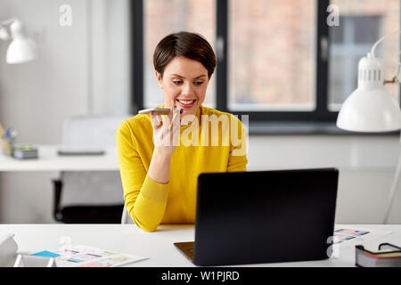 Designer Aufnahme von Smartphone im Büro Stockfoto