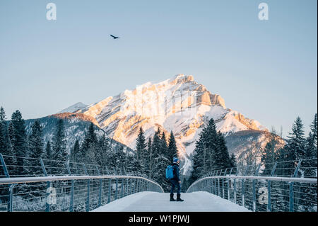 Mann stand auf einer Brücke, Banff, Banff Nationalpark, Alberta, Winter, Schnee, Berge, Kanada, Nordamerika Stockfoto