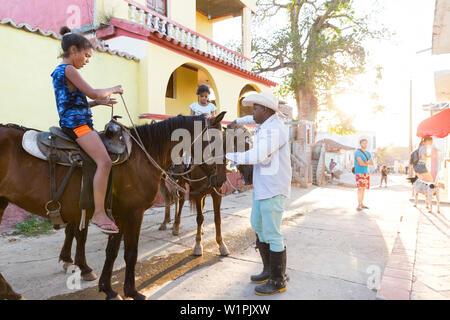 Pferde in der Stadt Trinidad, Familienreisen, Reisen nach Kuba, Elternurlaub, Urlaub, Time-out, Abenteuer, Trinidad, Provinz Sancti Spiritus, Kuba, Caribbe Stockfoto