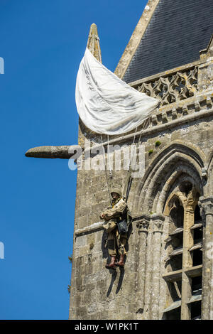 Amerikanische Fallschirmjäger John Steele Denkmal an Sainte Mere l'Eglise, D-day Wahrzeichen, Normandie, Frankreich. Stockfoto