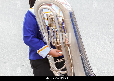Hautnah und Details zu spielen Musiker, Instrumente in einem marschieren, show band, Musik Band Stockfoto