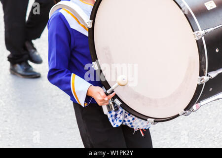 Musiker März in Blau und weiße Uniform spielen große Bass Drums in einem März Stockfoto