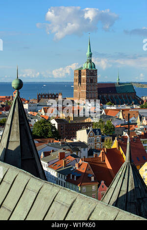 Blick auf St. Nikolai von St. Mary's Church, Ostseeküste, Mecklenburg-Vorpommern, Deutschland Stockfoto