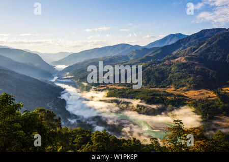 Nebel in den Bergen von Arunachal, Indien, Asien Stockfoto