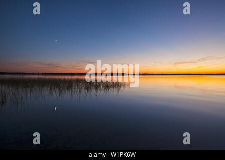 Sonnenuntergang am Schweriner See, Mecklenburgische Seenplatte, Mecklenburg-Vorpommern, Deutschland Stockfoto