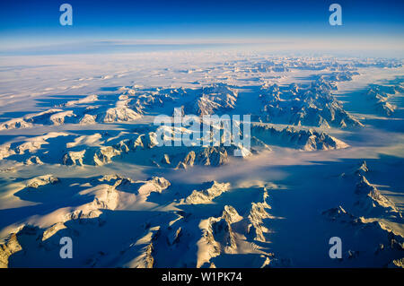 Die niedrige Position der Sonne couses lange Schatten am eastfjords Grönlands Stockfoto