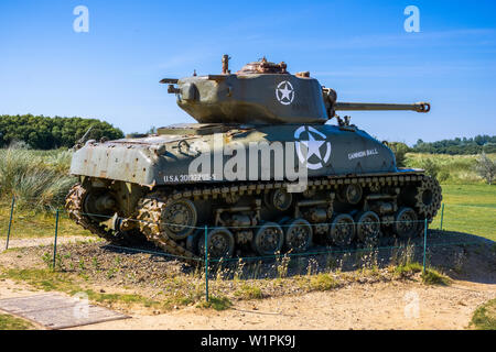 Weltkrieg zwei amerikanische Sherman M4C-2 Cannon Ball Tank am Utah Beach Museum, D-Day Memorial, Sainte-Marie-Du-Mont, Normandie, Frankreich. Stockfoto