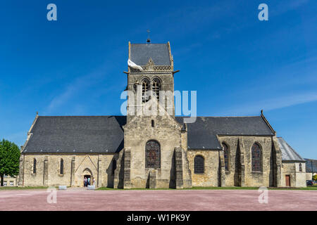 Sainte Mere l'Eglise Gebäude mit amerikanischen Fallschirmjäger John Steele Memorial, D-Day Wahrzeichen, Normandie, Fr. Stockfoto