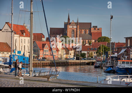 Alten Hafen in Wismar mit St. George's Kirche, Georgenkirche im Hintergrund, Mecklenburg Vorpommern, Deutschland Stockfoto