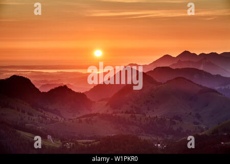 Sonnenaufgang über den Chiemsee und die Chiemgauer Alpen, von Seebergkopf, Mangfallgebirge, Bayerische Alpen, Oberbayern, Bayern, Deutschland Stockfoto