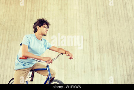 junge Hipster Mann reitet festen Gang Fahrrad Stockfoto