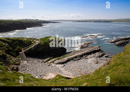 Wanderung zu Georges Kopf auf den Klippen von Kilkee mit Blick auf die Küste von Kilkee mit Schwimmbad, Byrnes Cove, Kilkee, County Clare, Irland, Eu Stockfoto