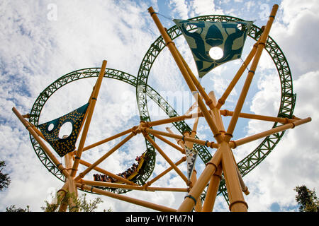 High-speed Nervenkitzel auf Geparden jagen Achterbahnfahrt Attraktion in Busch Gardens Tampa Bay Theme Park, Tampa, Florida, USA Stockfoto