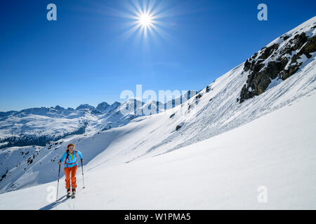 Frau backcountry Skiing aufsteigender Richtung Soemen, Soemen, Sellrain, Stubaier Alpen, Tirol, Österreich Stockfoto