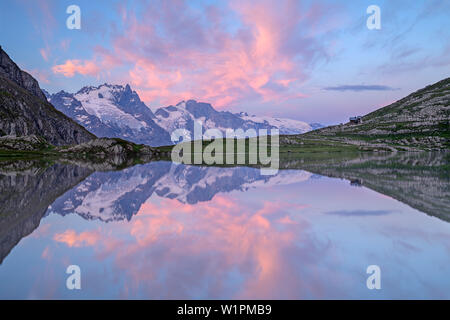 Stimmung der Wolken über dem See Lac du Goleon mit Hütte Refuge du Goleon und Blick richtung Meije in Ecrins region, See Lac du Goleon, Nationalpark Ecrins, D Stockfoto