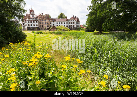 Schloss Basedow, Lenne Park, Mecklenburgische Seenplatte, Mecklenburger Seenplatte, Basedow, Mecklenburg-Vorpommern, Deutschland, Europa Stockfoto