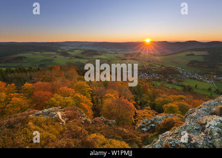 Blick von der Bruchhauser Steine zu Bruchhausen Dorf, in der Nähe von Olsberg, Rothaarsteig, Rothaargebirge, Sauerland, Nordrhein-Westfalen, Ge Stockfoto