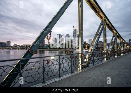 Eisener Steg Bridge, die Skyline des Financial District, Frankfurt am Main, Deutschland Stockfoto