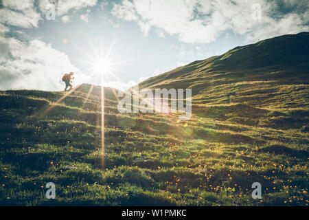 Bergsteiger klettern in der Hintergrundbeleuchtung, E5, Alpenüberquerung, 2. Stufe, Lechtaler, Kemptner Hütte auf die Memminger Hütte, Tirol, Österreich, Alpen Stockfoto