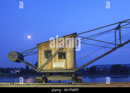 Historische Fracht Kran der Basalt AG in Linz am Rhein, unteren, mittleren Rheintal, Rheinland-Pfalz, Deutschland, Europa Stockfoto