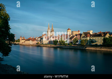 UNESCO-Weltkulturerbe Altstadt von Regensburg, den Blick über die Donau auf die Regensburger Dom, Dom St. Peter, Bayern, Deutschland Stockfoto