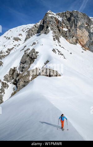 Frau backcountry Skiing aufsteigender Richtung Huehnerkopf, Huehnerkopf, Berchtesgadener Alpen, Salzburg, Österreich Stockfoto