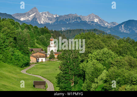 Straße in Richtung Dorf Wamberg, Daniel im Hintergrund, Wamberg, Wettersteingebirge, Werdenfels, Oberbayern, Bayern, Deutschland Stockfoto