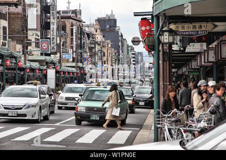 KYOTO, Japan - 14 April, 2012: die Menschen besuchen Gion in Kyoto, Japan. 13,413,600 ausländischen Touristen besucht Japan im Jahr 2014. Stockfoto