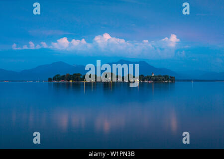 Blick auf den Chiemsee mit Fraueninsel, in der Nähe von Gstadt, Bayern, Deutschland Stockfoto