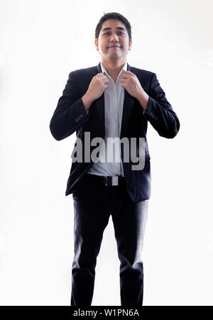 Smart asiatische Geschäftsmann in Business einheitlich auf weißem Hintergrund isoliert (Pfad). Stockfoto