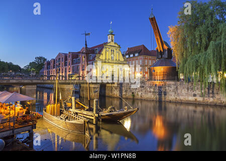 Segelschiffe, Kran und Häuser am alten Hafen in der Hansestadt Lüneburg, Niedersachsen, Norddeutschland, Deutschland, Europa Stockfoto