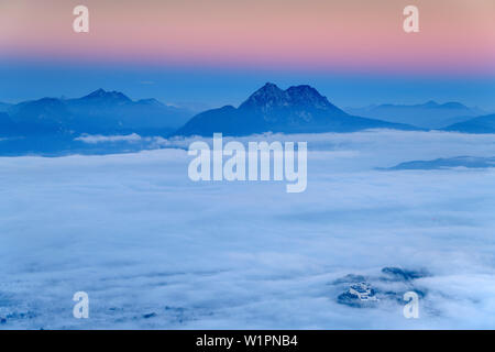 Die Festung Hohensalzburg über Meer von Nebel im Tal der Salzach, Hochstaufen im Hintergrund, von Gaisberg, Salzkammergut, Salzburg, Österreich Stockfoto