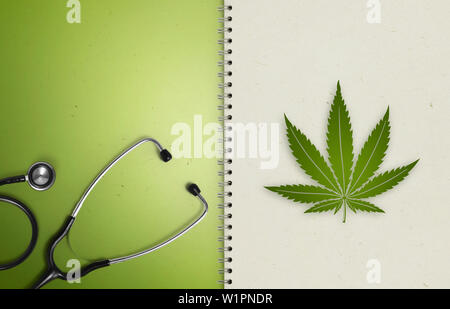 Marihuana Symbol medizinisches Konzept, notebook Papier Seiten mit Stethoskop und Marihuana Blatt Symbol auf weißem, kopieren Raum leere Vorlage isoliert Stockfoto